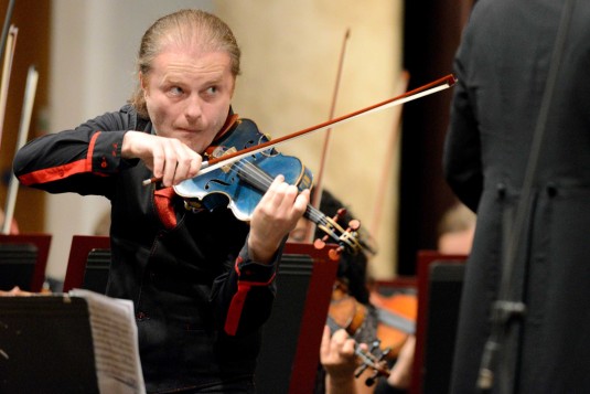 Houslista Pavel Šporcl během čtvrtečního koncertu filharmonie.