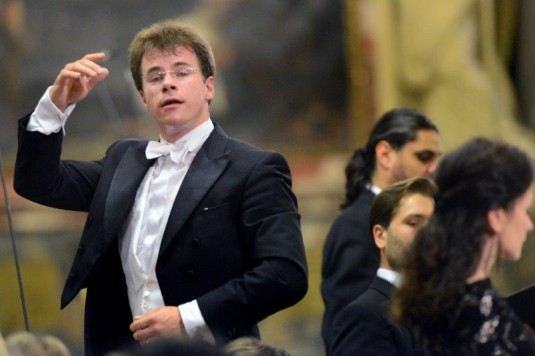 Dirigent Jakub Hrůša během zahajovacího koncertu.