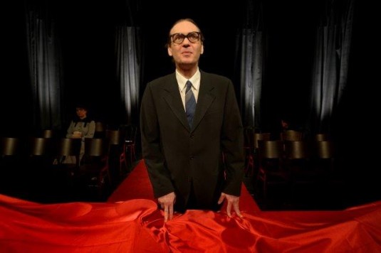 Marek Cisovský jako Adolf Eichmann v inscenaci Slyšení.