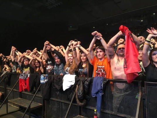 Publikum na ostravském koncertu kapely Manowar.