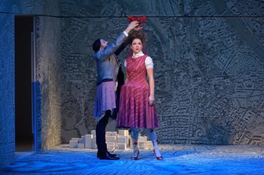 Jorge Garza a Kateřina Kněžíková v inscenaci opery La clemenza di Tito.