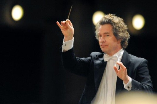 Vynikající německý dirigent Heiko Mathias Förster během koncertu Janáčkovy filharmonie.