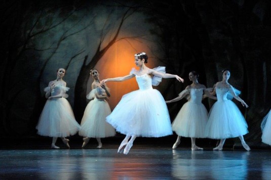 Olga Borisová Pračíková (uprostřed) v baletu La Sylphide.