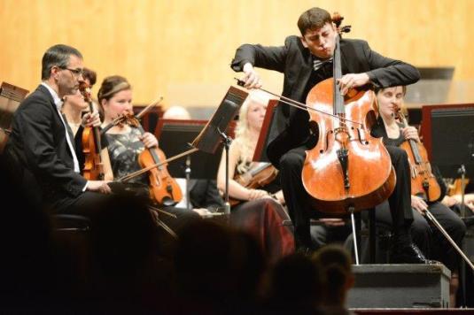 Arménský violoncellista Hakhnazaryan předvedl strhující výkon.