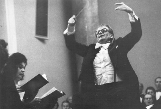 Nejdéle sloužícím dirigentem filharmonie byl Otakar Trhlík.