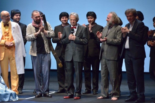 Clemens Kuby (uprostřed) při děkovačce spolu s autory inscenace.