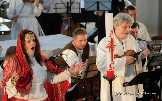 Veronika Holbová jako Máří Magdalena a Jiří Pavlica jako Ježíš v Evangeliu podle houslí.