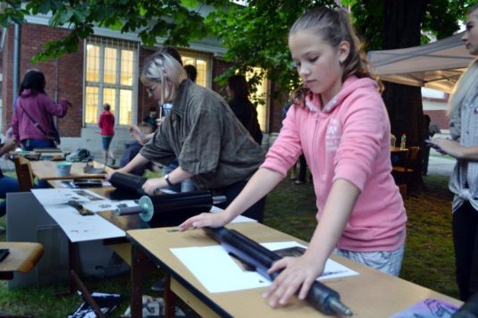 Noční workshop na zahradě Střední umělecké školy v Poděbradově ulici