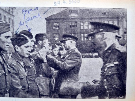Alexandr Hroch s vlastním podpisem, duben 2000, snímek z konce války v Ostravě.