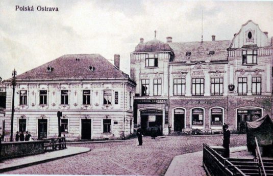 Hospoda Záloženský dům a záložna na Slezské, odsud střílel wehrmacht na Sýkorův most.
