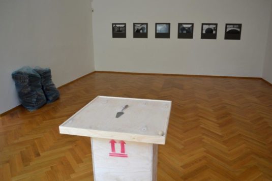 Pohled do výstavního sálu s exponáty Jiřího Kovandy