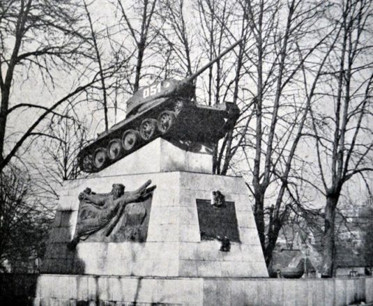 Pomník na původním místě v Komenského sadech