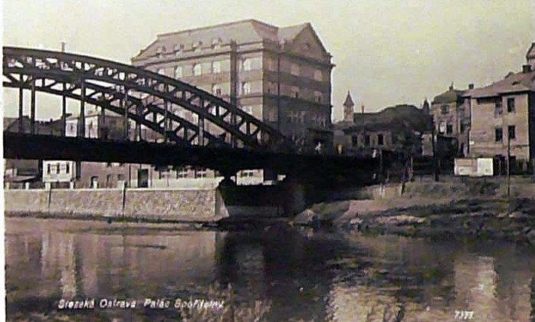 Sýkorův most na dobové pohlednici, se spořitelnou a záložnou na Slezské.