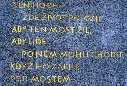 Verše Jana Skácela na pomníku Miloši Sýkorovi