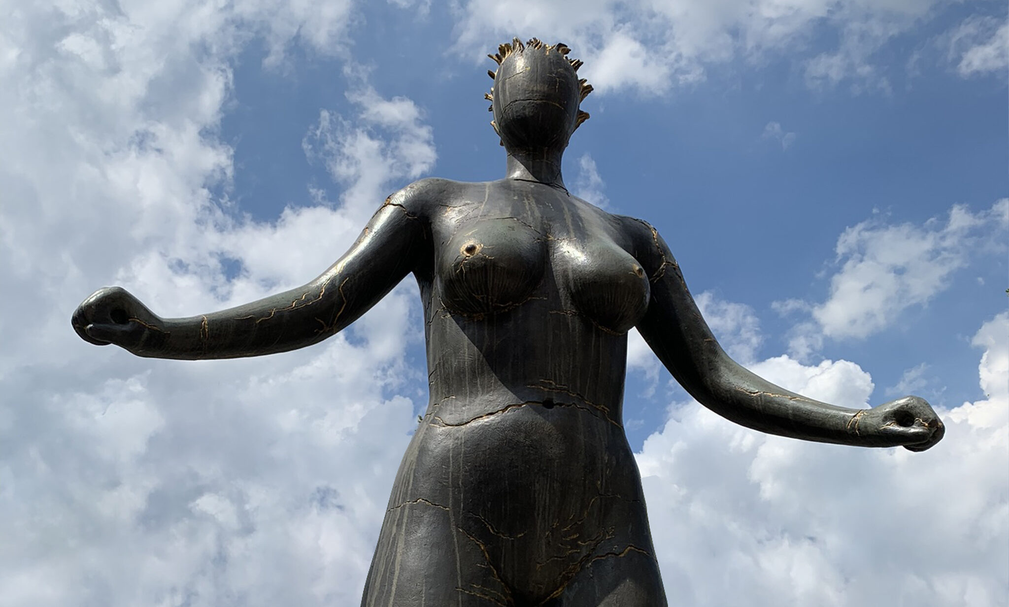 Třinecká Bohyně hor, socha Kurta Gebauera. (Foto: Knihovna Třinec)