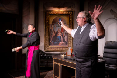 Brilantní komedie Kardinální chyba poukazuje na zkostnatělost církve i na mezigenerační rozkol