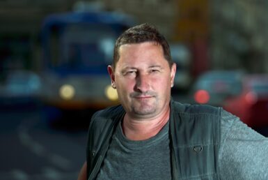 Jsem hrdý na svoje veršované prdy. Básník Milan Krupa bilancuje uplynulý rok 2025