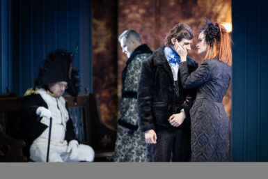 Ostravský Idiot nabízí skvělé výkony Janovičové a Panzenbergera. Kvality své dřívější inscenace Médea však režisér Šmíd nepřekonává