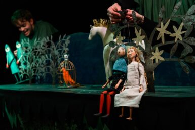 Pták Ohnivák a liška Ryška okouzlili dětské i dospělé premiérové publikum na scéně Bajka