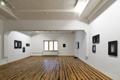 Výstava Jiřího Šiguta je dárkem ke čtvrtstoletí Fotografické galerie Fiducia, instalace Martiny Strakošové s ní kontrastuje