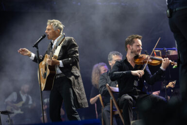 Hlučínské jezero v plném lesku: Vyprodaná Štěrkovna Open Music nabídla show na zemi i ve vzduchu