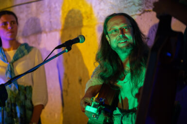 Koncert kapely Tykráso ve věži Dolu František v Horní Suché: Niterné umění v surovém betonu