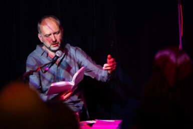 První den literárního festivalu Inverze: Déšť nedéšť, Ostrava stojí za poezií